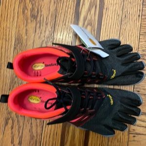 NWT Vibram 5 fingers V-Train. Size 9-9.5